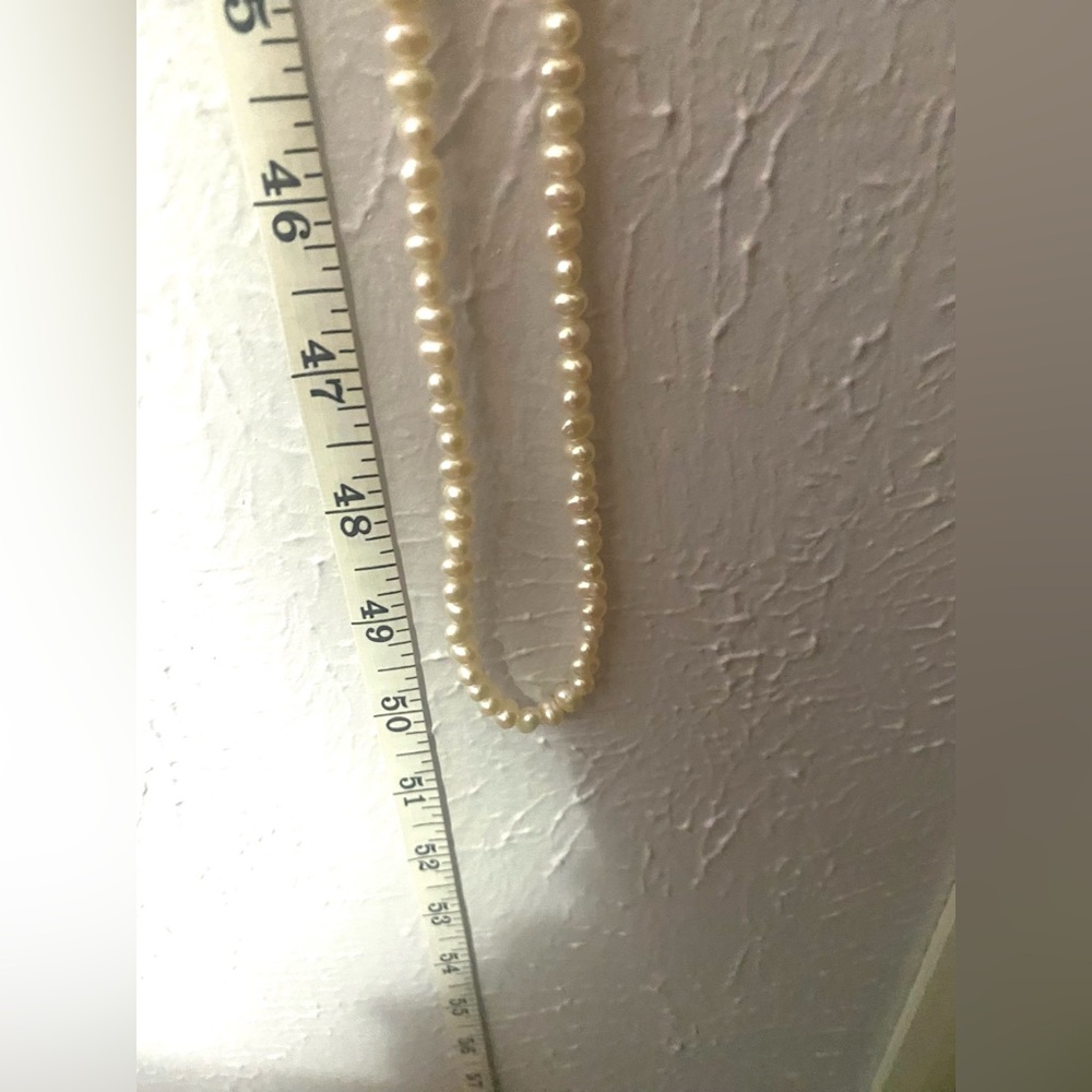 Elegant Freshwater Pearl Necklace - Picture 3 of 6